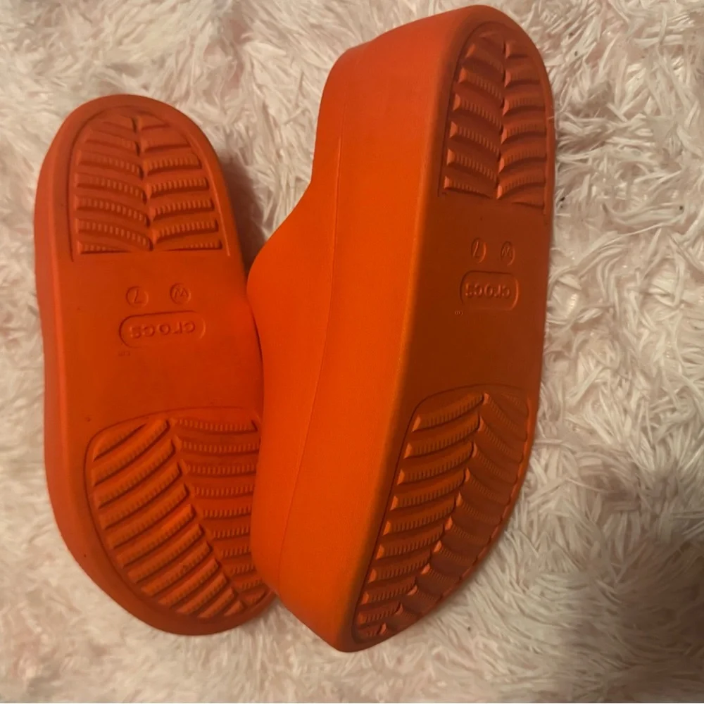 CROCS red/orange size 7 - Picture 7 of 8